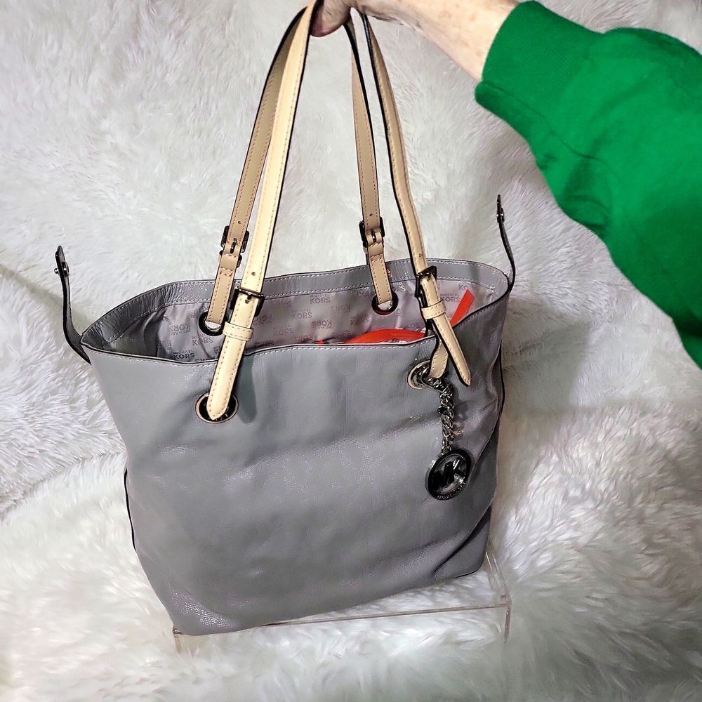 Authentic  Micheal kors purse, light grey patent leather straps like new!